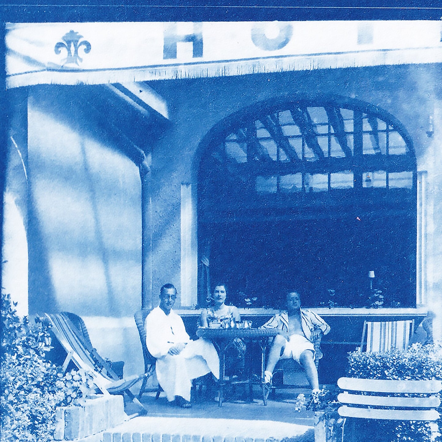 TikTok Hotel Glass Photo Plate